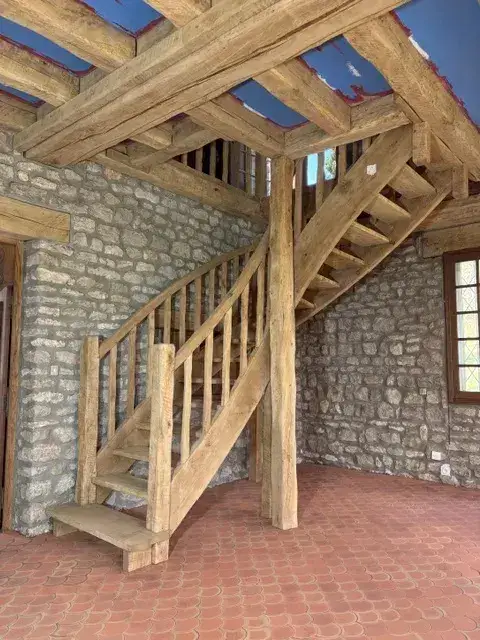 Escalier en bois et mur en pierre après aérogommage