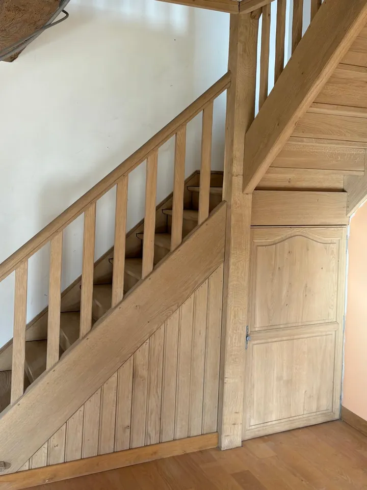 Escalier et placard en chêne clair après décapage
